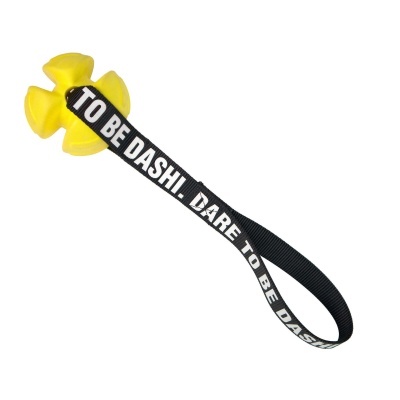 Produto amarelo em forma de flor com fita preta com texto branco