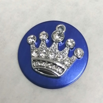 Botão azul metálico com coroa prateada e cristais