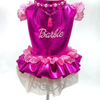 Vestido rosa metálico para cão com renda e colar de pérolas
