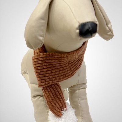 Boneco cão bege com cachecol castanho e pompom branco