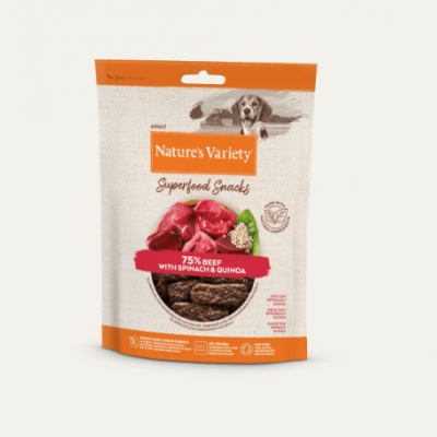 Pacote branco e laranja de snacks para cães Nature's Variety com imagem de carne, espinafres e quinoa.
