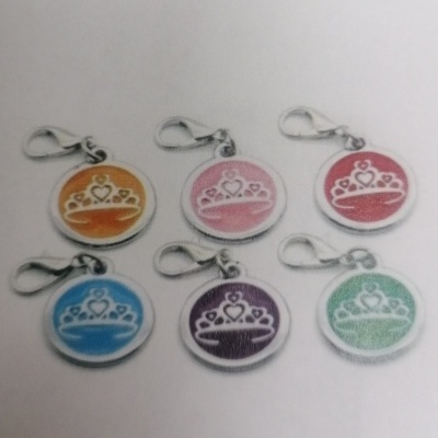 Conjunto de seis porta-chaves redondos com desenho de coroa e fundo colorido