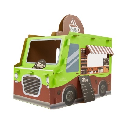 Brinquedo carrinha de café em cartão verde e castanho com decoração e placa de menu.