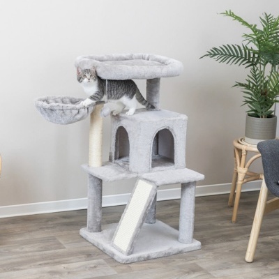 Arranhador para gatos cinza claro com plataformas e rampa em ambiente interior