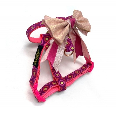 Arnês para animais cor-de-rosa com laço dourado e padrão geométrico