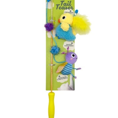 Brinquedo para gatos com vara amarela, bonecos coloridos e embalagem verde com texto