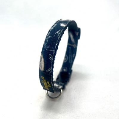 Coleira de tecido azul escuro com padrão branco e fivela preta