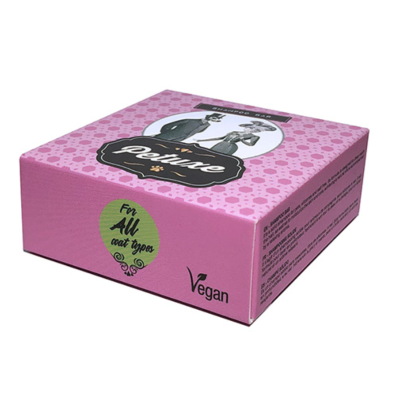 Caixa rosa de perfume vegano com selo verde e texto em inglês