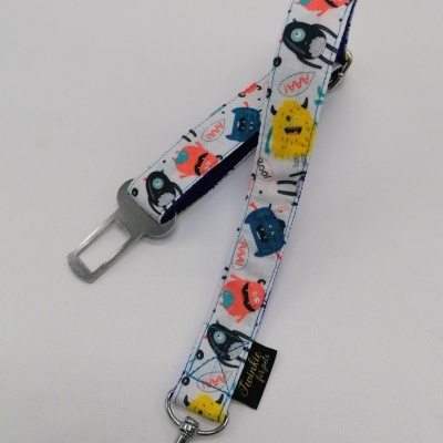 Correia para animal de estimação colorida com desenhos animados sobre fundo claro