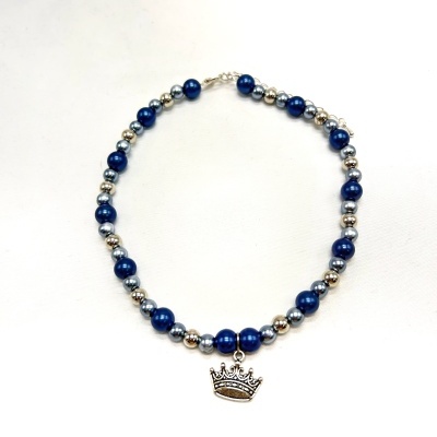 Colar com contas azuis e prateadas e pendente de coroa