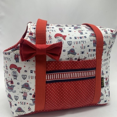 Mala de tecido com padrão de piratas, alças e bolso vermelhos