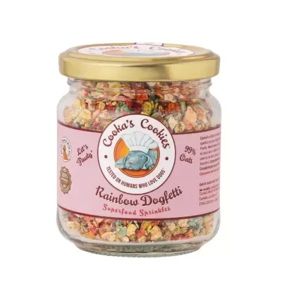 Frasco de biscoitos coloridos para cães com rótulo rosa e tampa dourada