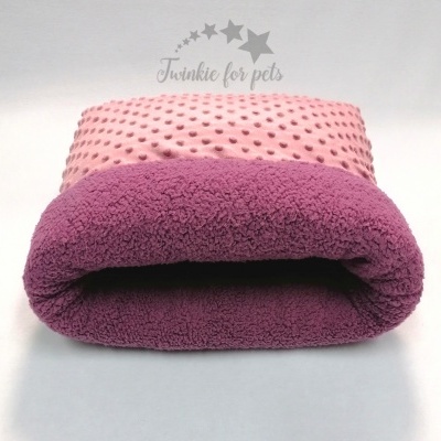 Cama para animais rosa claro com interior roxo felpudo