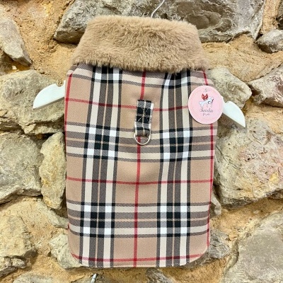 Casaco de cão xadrez bege com gola de pelo castanho