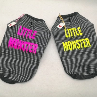 Dois casacos para cães riscado cinza e preto com texto LITTLE MONSTER em rosa e amarelo