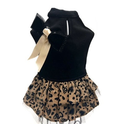 Vestido para cão preto e bege com laço e padrão de corações