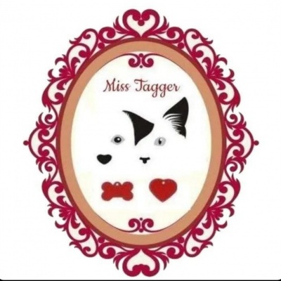 Logotipo oval decorativo com rosto de cão estilizado e texto Miss Tagger