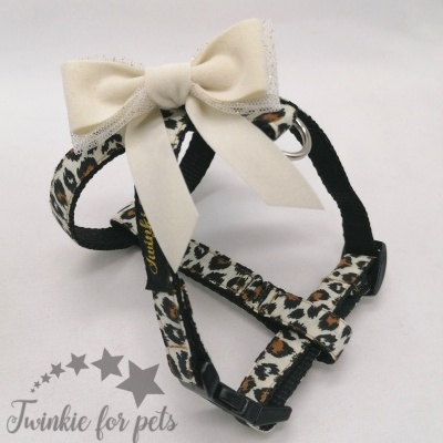 Peitoral para animais com padrão de onça, laço creme e detalhes em renda