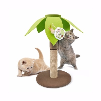 Arranhador para gatos com base castanha, coluna de sisal e folhas verdes com brinquedo, dois gatos brincando.