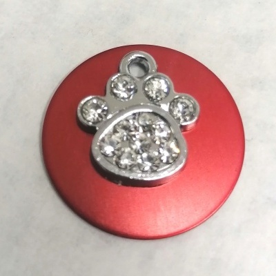 Disco vermelho com pendente em forma de pata com cristais