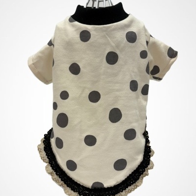 Roupa creme com bolinhas pretas e detalhes em renda preta e bege para animal de estimação