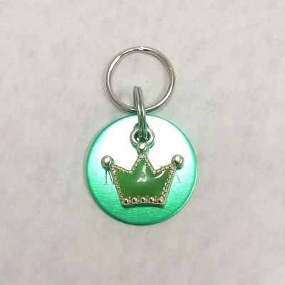 Chaveiro redondo verde com coroa dourada e anel metálico prateado