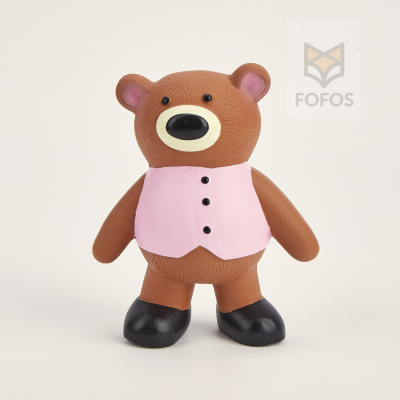 Urso de brinquedo castanho com colete rosa e botas pretas