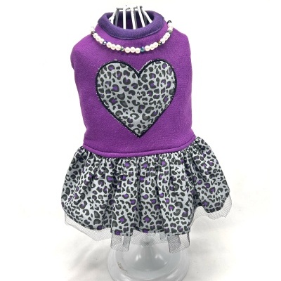 Vestido para cão roxo com coração estampado e saia com padrão de leopardo.