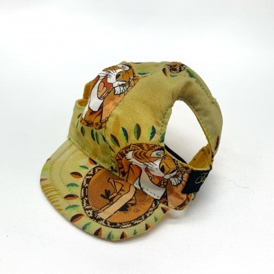 Boné infantil bege com padrão de tigres coloridos