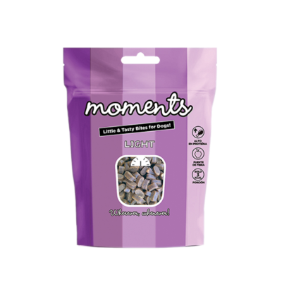 Embalagem roxa de snacks para cães moments com texto e ícones informativos