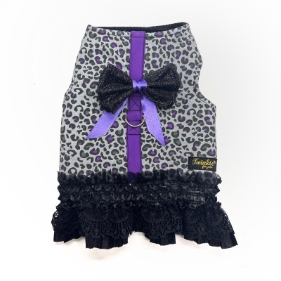 Colete para animal com padrão leopardo cinza e roxo, laço preto brilhante, saia renda preta.
