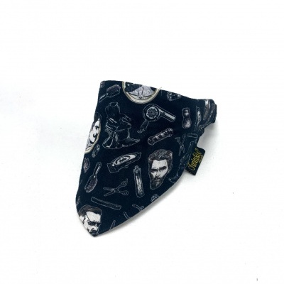 Bandana triangular preta com padrão de ilustrações de barbearia
