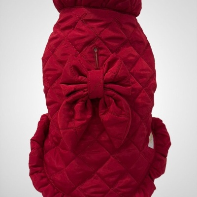 Capa vermelha acolchoada para cão com laço e babados