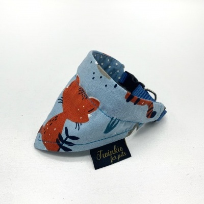 Coleira para cães azul claro com padrão de raposa