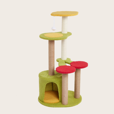 Arranhador para gatos verde, amarelo e vermelho com postes revestidos e bola para brincar