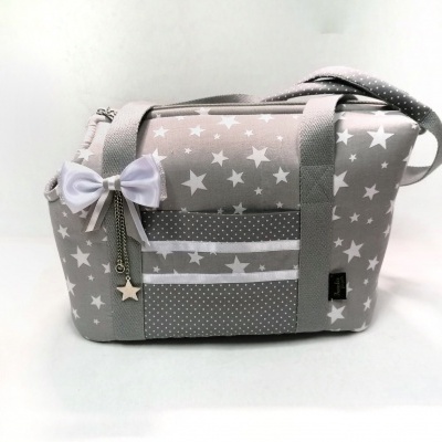 Bolsa cinzenta com estrelas brancas e laço decorativo
