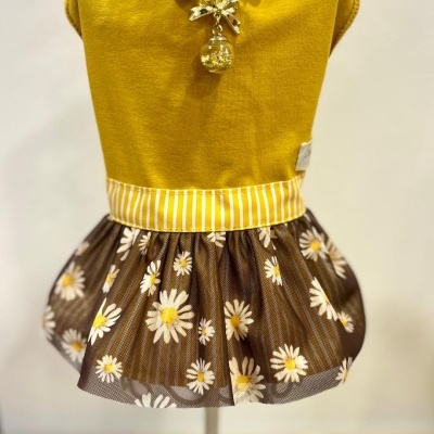 Vestido amarelo mostarda para cão com saia castanha de margaridas e colar de pérolas