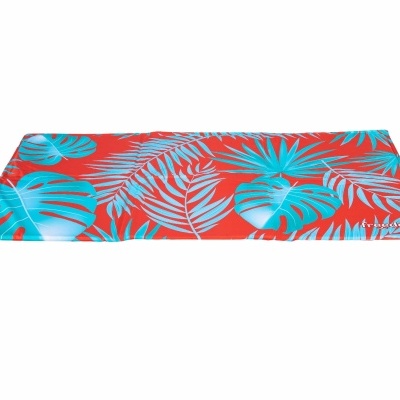 Tapete ou toalha com padrão de folhas tropicais em azul claro sobre fundo vermelho com texto freedog
