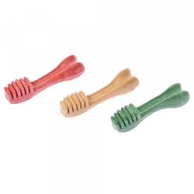 Três brinquedos para cães em forma de osso em vermelho, bege e verde.