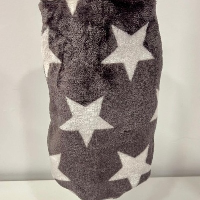 Roupa macia para animal de estimação com estrelas brancas, em manequim branco