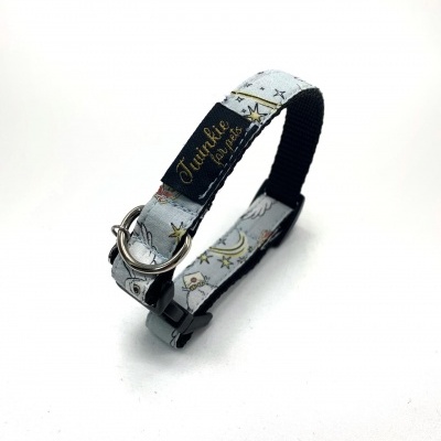 Coleira para animal com padrões de estrelas e texto Twinkle twinkle