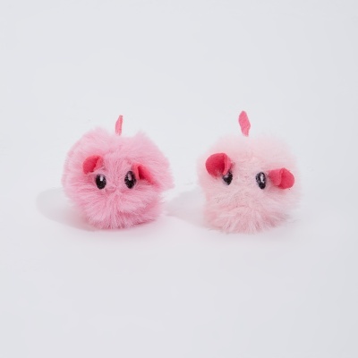 Dois pompons de pelúcia rosa com olhos e pormenores vermelhos num fundo branco