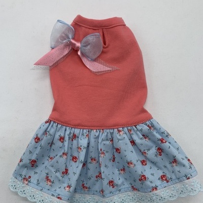 Vestido para cão rosa e azul com laço decorativo