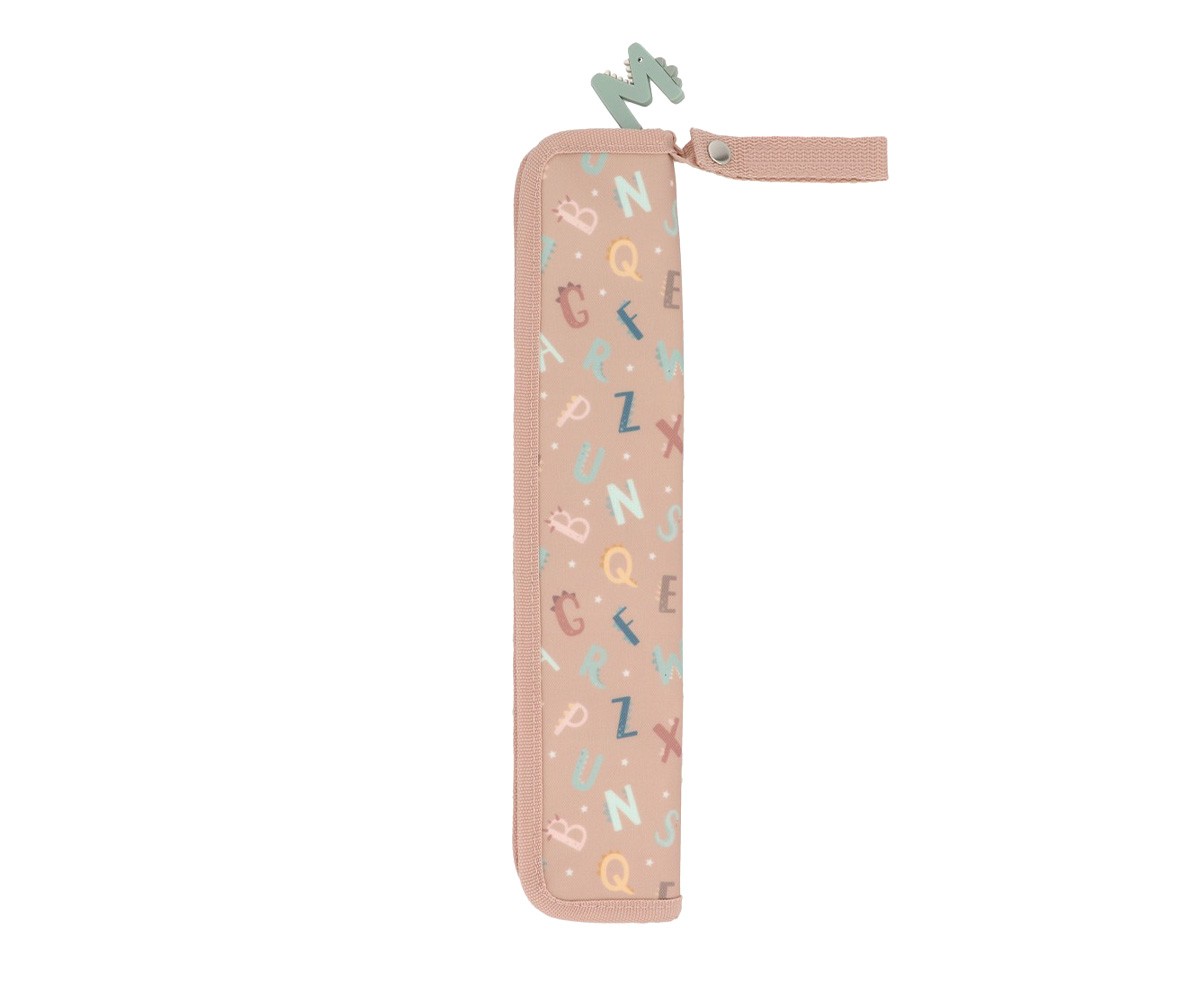Estojo rosa claro com padrão colorido de letras e fecho em forma de M