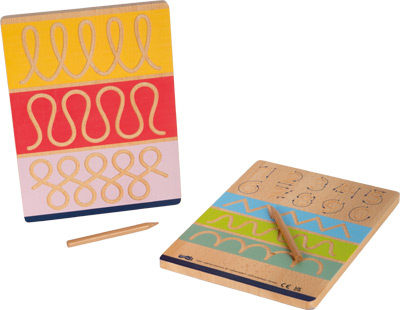 Dois tabuleiros de madeira coloridos com padrões e números, com lápis