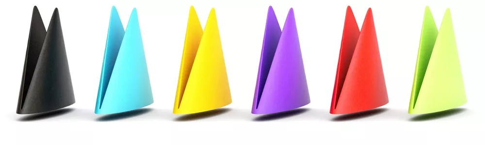 Seis porta-guardanapos coloridos em formato de cone alinhados