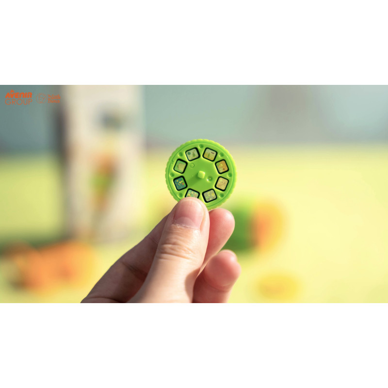 Disco verde pequeno com slides coloridos segurado por uma mão