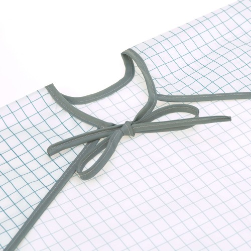 Babete bebé com padrão de grelha azul em fundo branco e fecho em laço cinza esverdeado