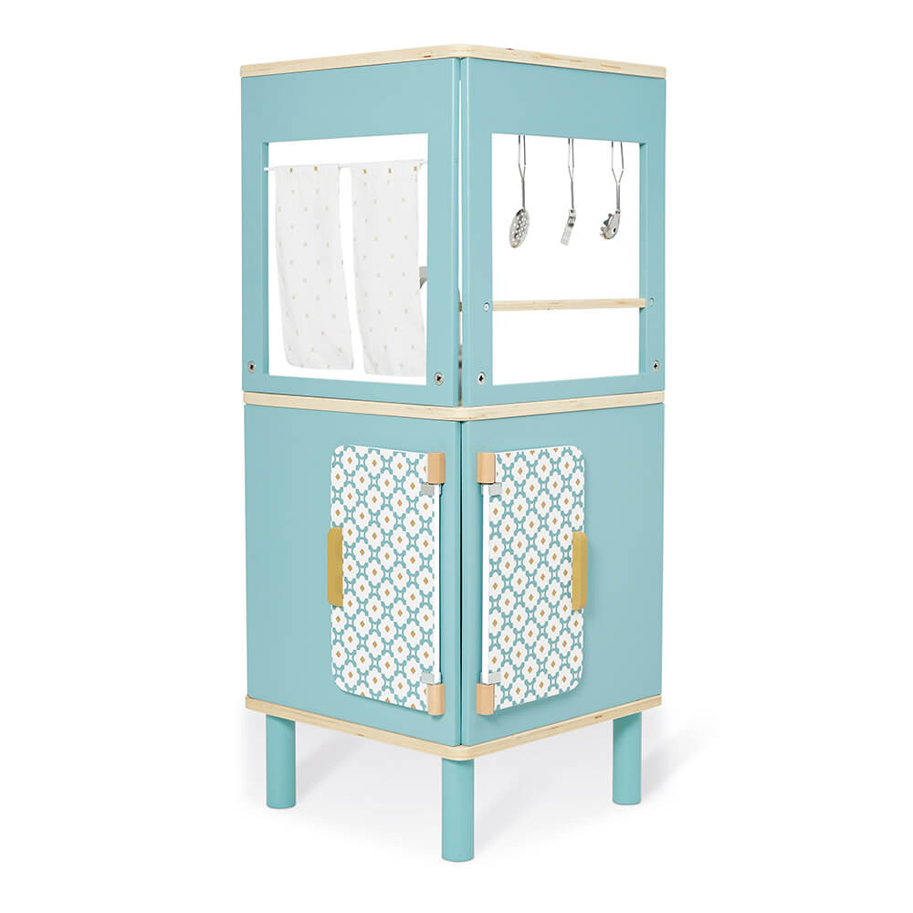 Cozinha infantil de madeira azul com portas padrão geométrico e utensílios pendurados