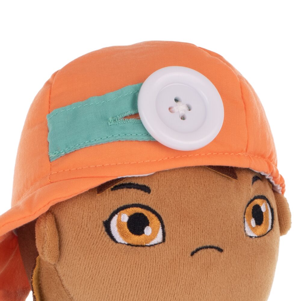 Boneco de peluche com chapéu laranja e botão